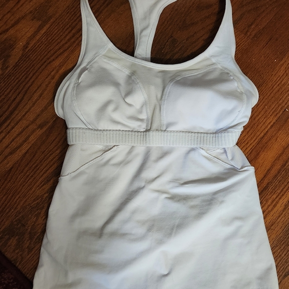 Nike built-in-bra tank - Picture 5 of 8